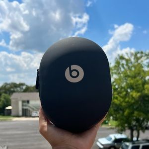 Beats wireless headphone case and usb charging port